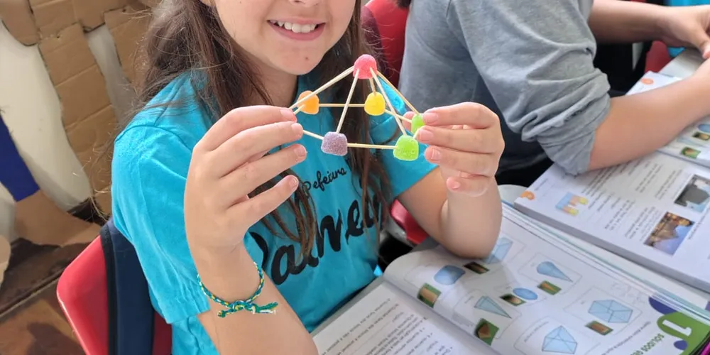 A principal atividade da proposta desafiou os alunos a montar as suas próprias formas geométricas, usando balas e palitos de dente