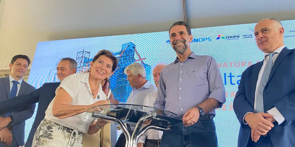 Assinatura aconteceu na manhã dessa quarta-feira (26), em Ponta Grossa