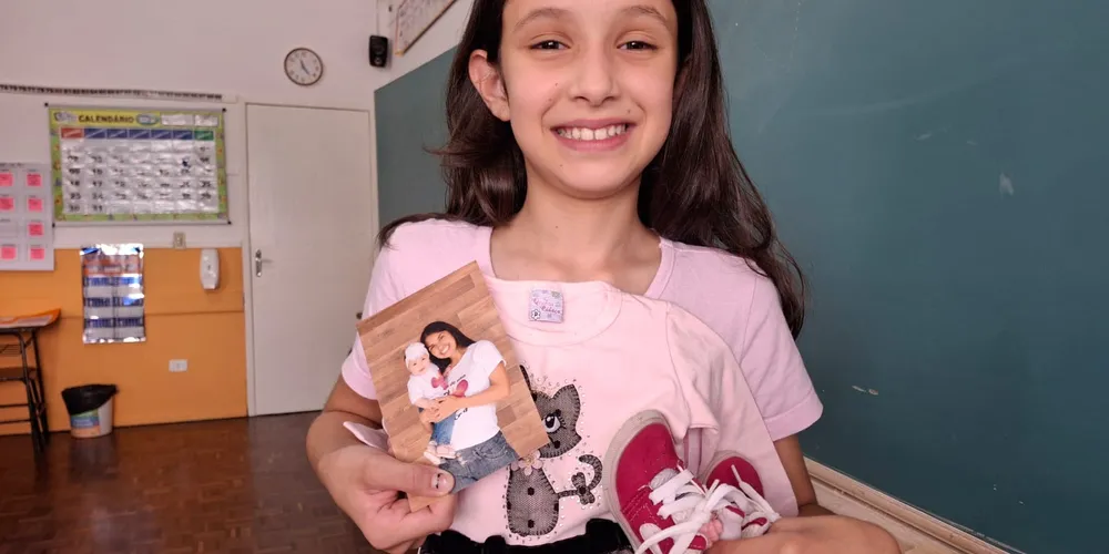 No primeiro momento da dinâmica, os alunos levaram fotos e pertences de quando eram bebês