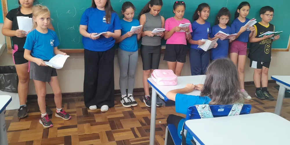 Seguindo a proposta de trabalha, a turma realizou pesquisas, confeccionou cartazes e elaborou textos