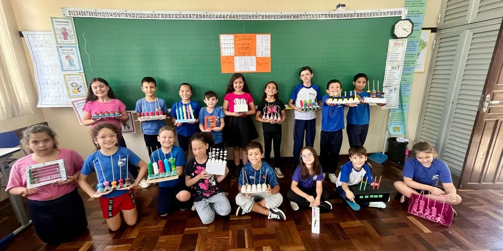 Com o auxílio dos familiares, os alunos confeccionaram ábacos em casa