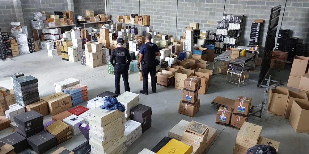 Vinhos estavam estocados em diversas caixas de papelão dentro do galpão