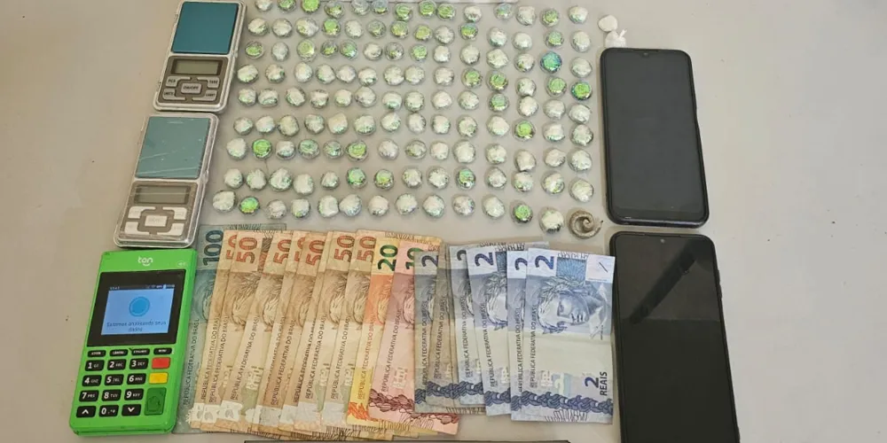 Esposa do homem tentou se esconder da PM, com mais de 30 buchas de maconha e um celular