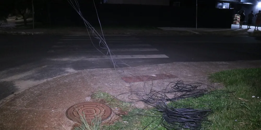 Fios soltaram após um caminhão passar pela rua e enroscar na fiação