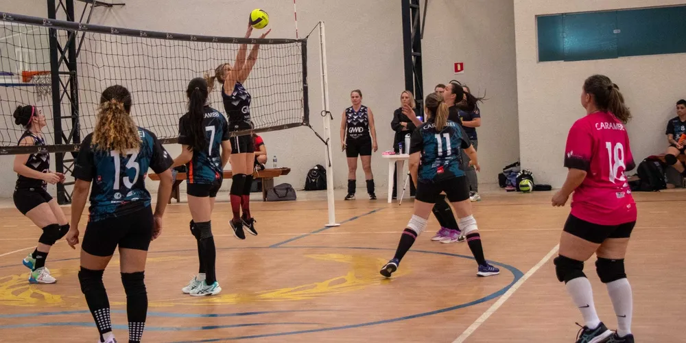 Sócias do Ponta Lagoa praticando vôlei