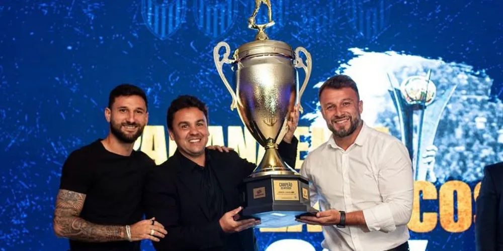 Boschilia, Rodrigo Sautchuk e Bruno Batata levantando o troféu do interior
