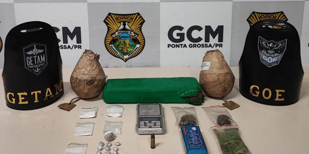 Agentes localizaram duas bombas caseiras e aproximadamente 1 kg de entorpecentes