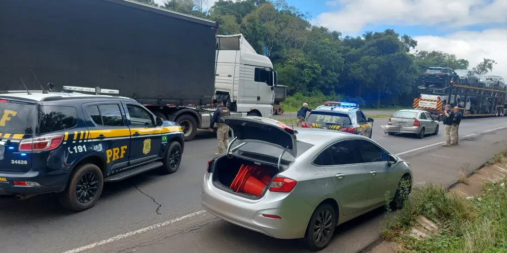 A PRF apreendeu o carro abarrotado de drogas