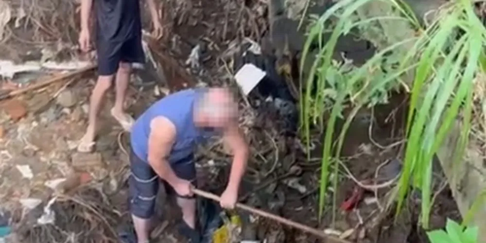 Alguns munícipes decidiram retirar os materiais e desobstruir a passagem da água.