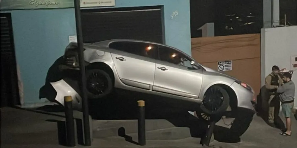 Veículo parou após colidir contra um muro