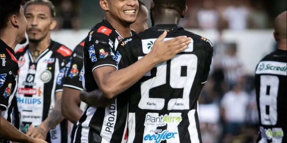 Álvaro após converter o pênalti contra o São-Joseense