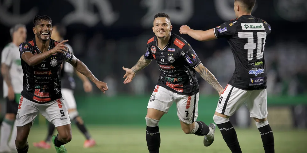 A escalação oficial das equipes sai uma hora antes de começar a partida