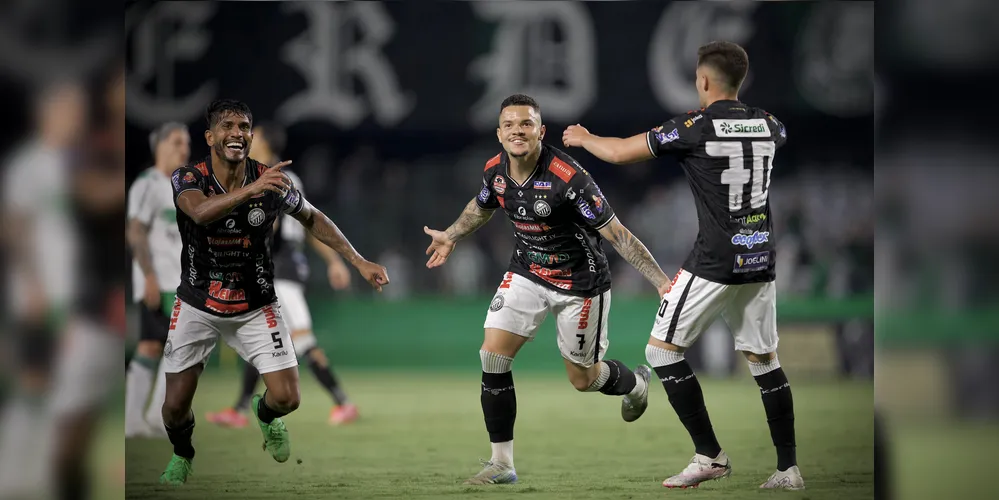 A escalação oficial das equipes sai uma hora antes de começar a partida