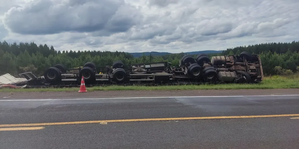 Caminhão capotou na margem esquerda da via