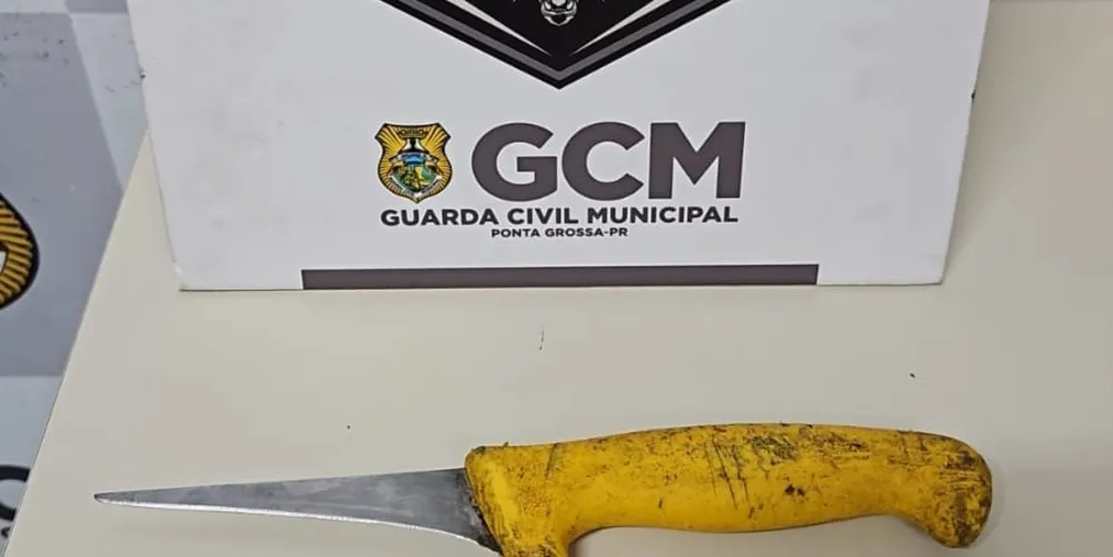 Um dos indivíduos portava uma faca.