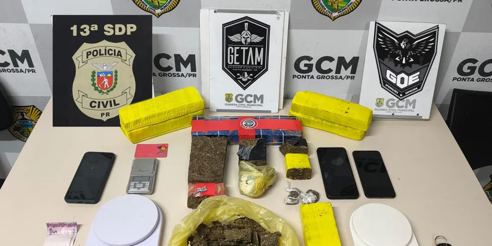 Além da droga, balanças usadas para pesar o entorpecente também foram apreendidas