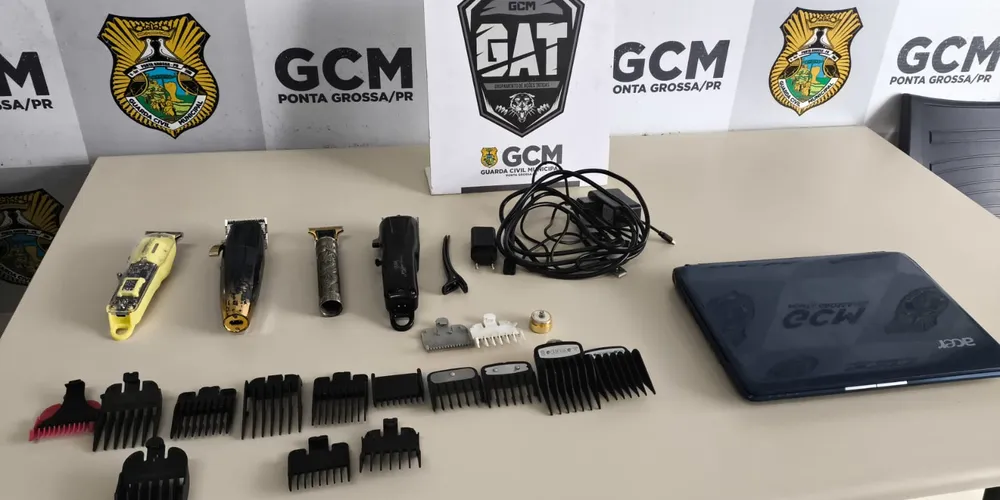 Foram encontradas quatro máquinas de cortar cabelos e seus acessórios, além de um notebook
