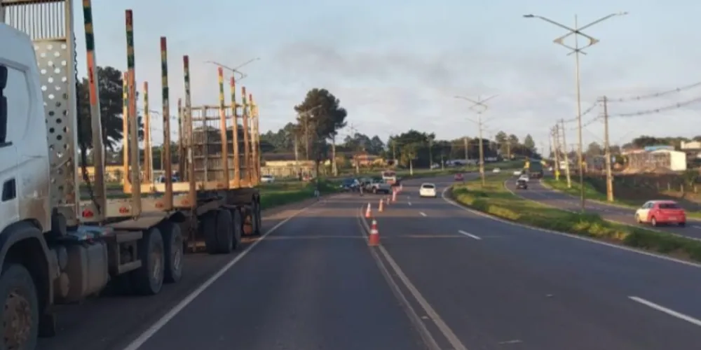 A equipe aguardou no local a chegada do guincho