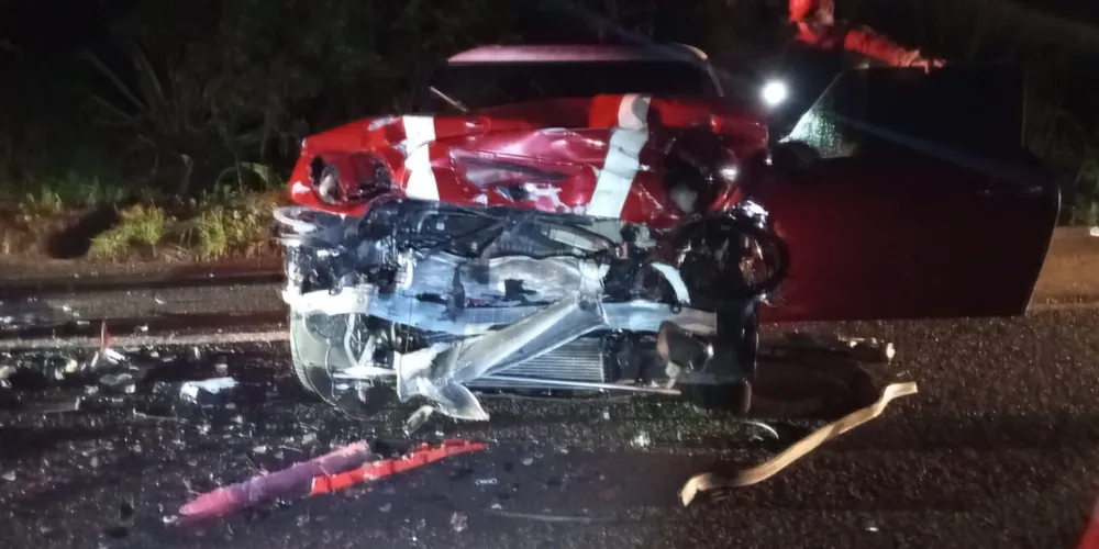 Carro atingiu a traseira de um caminhão
