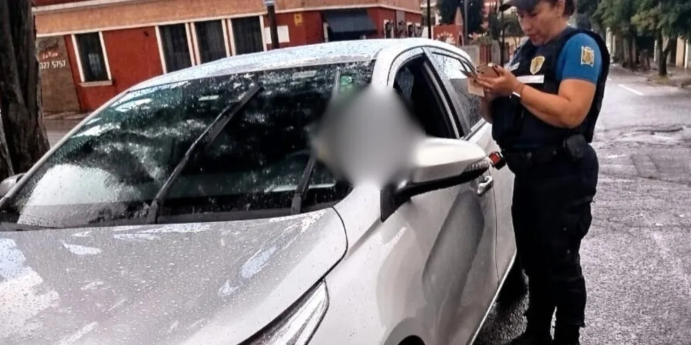 Carro foi localizado na Rua Prefeito Brasílio Ribas