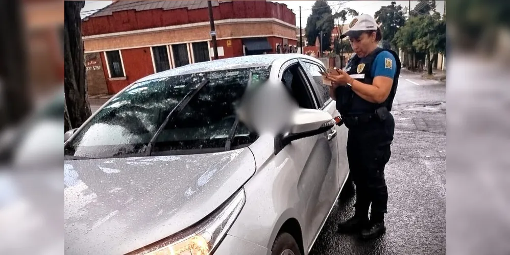 Carro foi localizado na Rua Prefeito Brasílio Ribas