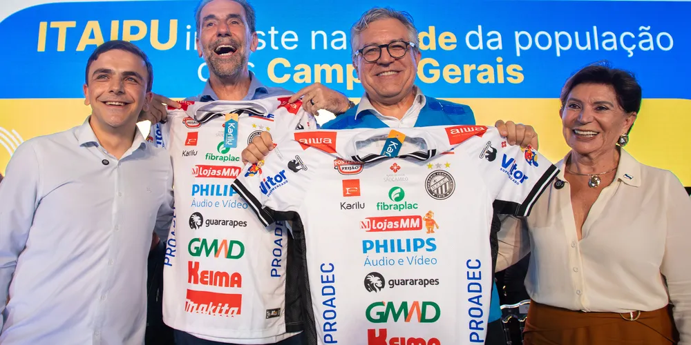 Aliel Machado entrega camisetas do Operário Ferroviário para o diretor da Itaipu e o Ministro da Saúde. Elizabeth também posa para fota