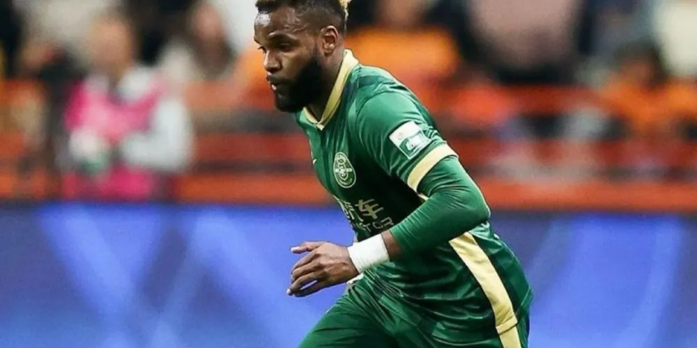 Aaron Boupendza com a camisa do Zhejiang