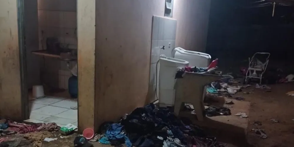 A residência estava com muito lixo acumulado, roupas sujas por todos os lados e vários insetos, e não havia nenhum tipo de alimento para as crianças