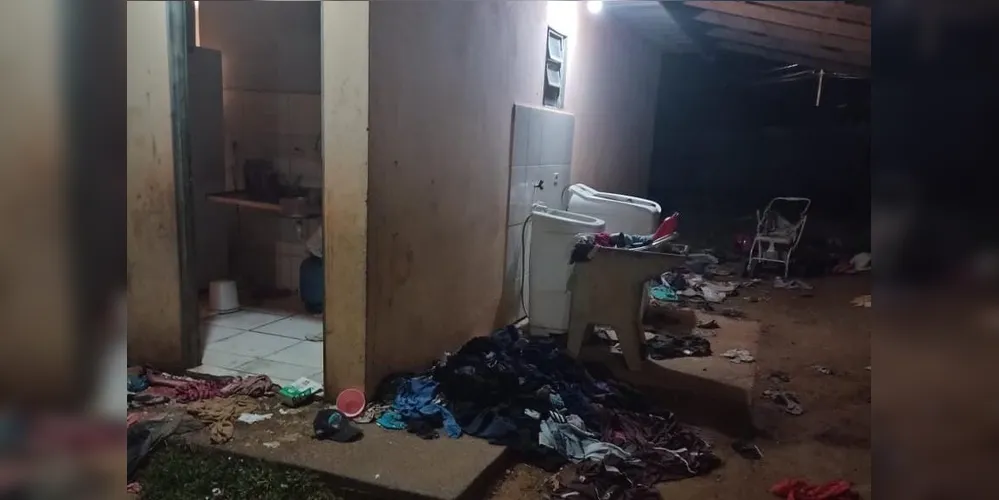 A residência estava com muito lixo acumulado, roupas sujas por todos os lados e vários insetos, e não havia nenhum tipo de alimento para as crianças