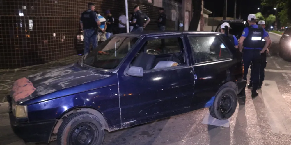 Fiat Uno foi abordado na rua Conselheiros Barradas esquina com Ana Rita