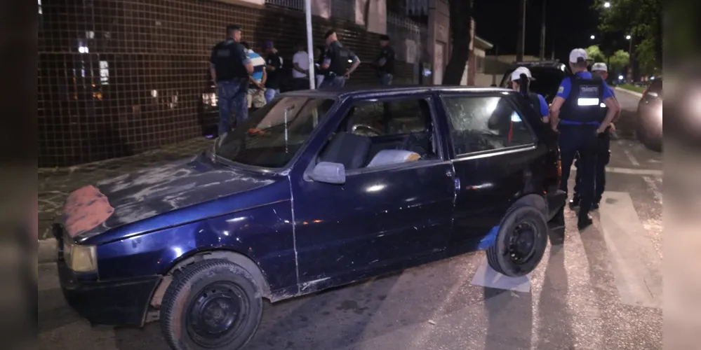 Fiat Uno foi abordado na rua Conselheiros Barradas esquina com Ana Rita