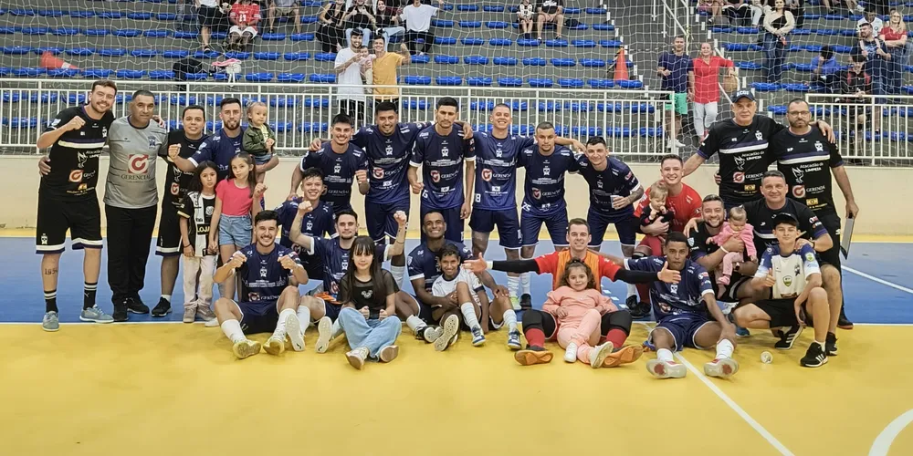 Atletas e comissão técnica do ACGF celebram vitória contra Guará Futsal