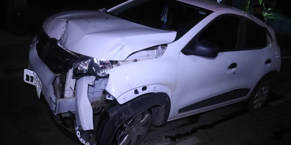 Carro bateu contra relógio na madrugada deste sábado (5)