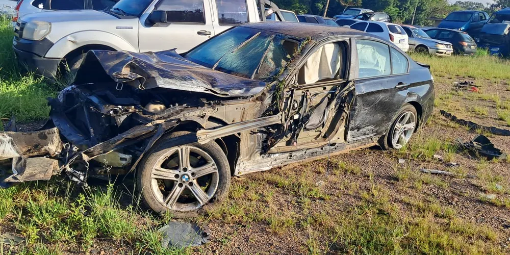 Acidente envolveu uma BMW 320 e uma Honda CG