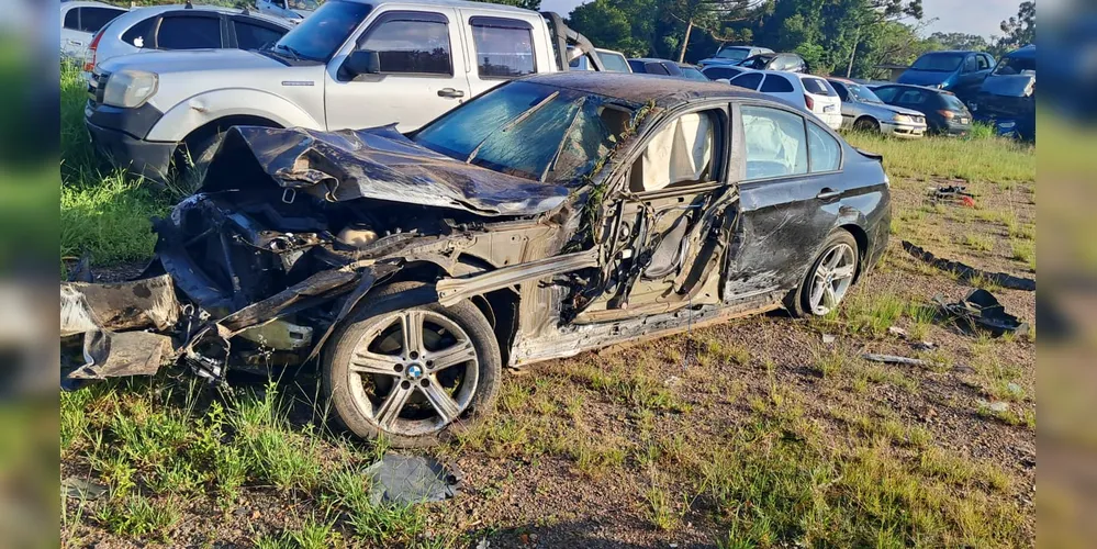 Acidente envolveu uma BMW 320 e uma Honda CG