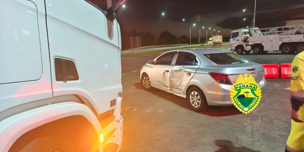 Os veículos estavam parados às margens da rodovia em frente ao ponto de apoio da concessionária de pedágio e ao iniciarem o deslocamento, sentido Carambeí, se envolveram na colisão lateral