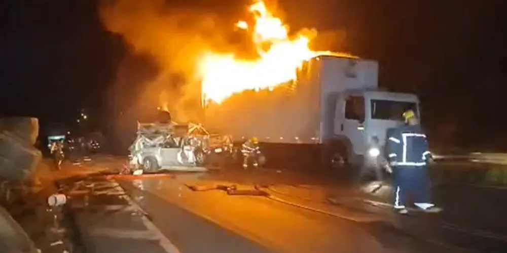 Caminhão pega fogo devido ao acidente