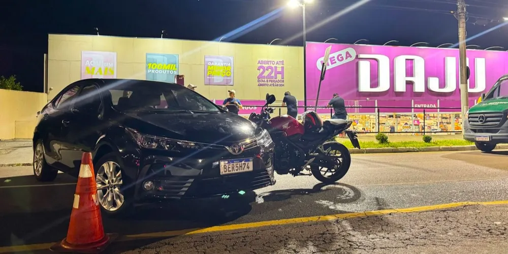 Moto trafegava no sentido Olarias ao Centro, quando foi surpreendida pelo carro, que saiu do estacionamento