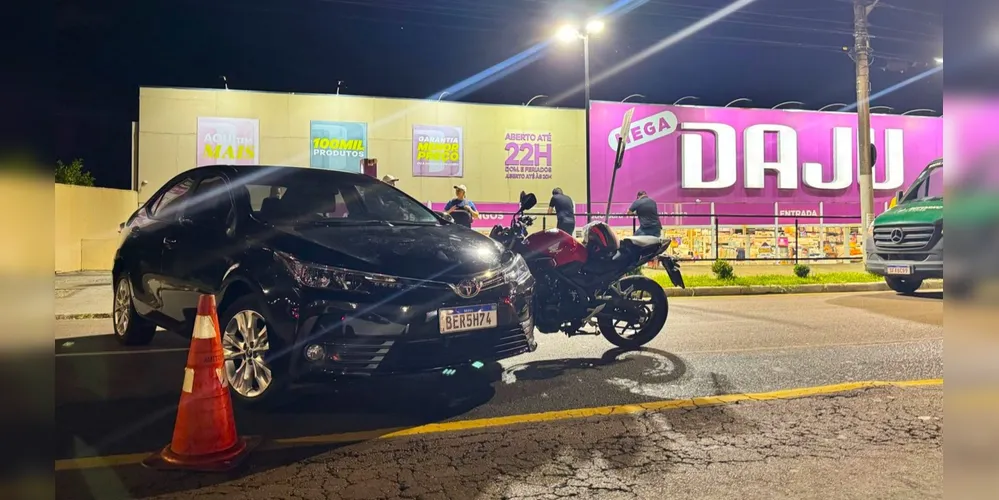 Moto trafegava no sentido Olarias ao Centro, quando foi surpreendida pelo carro, que saiu do estacionamento