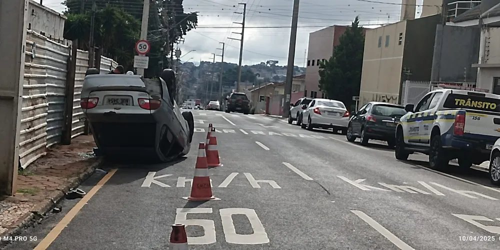O automóvel ficou com todas as suas rodas para o ar com a batida