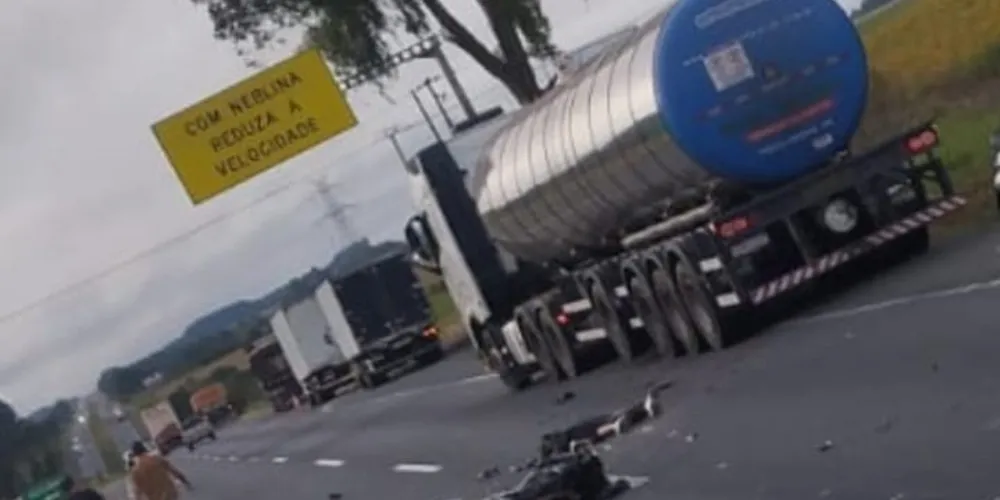A colisão envolvendo um caminhão Scania 540, emplacado em Brochier (RS) e uma motocicleta Yamaha Fazer 250, de Ribeirão do Pinhal (PR) aconteceu próximo da praça de pedágio de Witmarsum, no sentido Curitiba