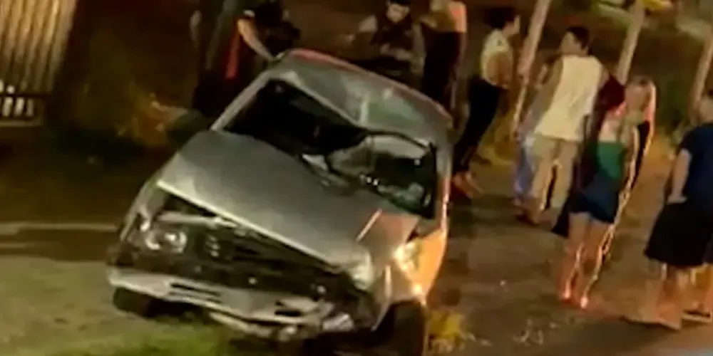 O acidente envolveu a moto e um carro