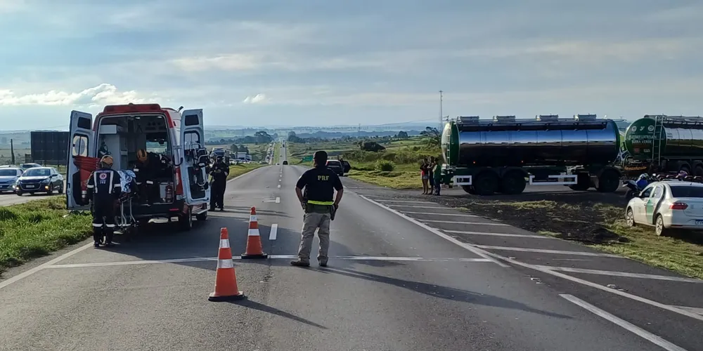 Uma das faixas da BR-376 foi bloqueada para que as vítimas fossem socorridas