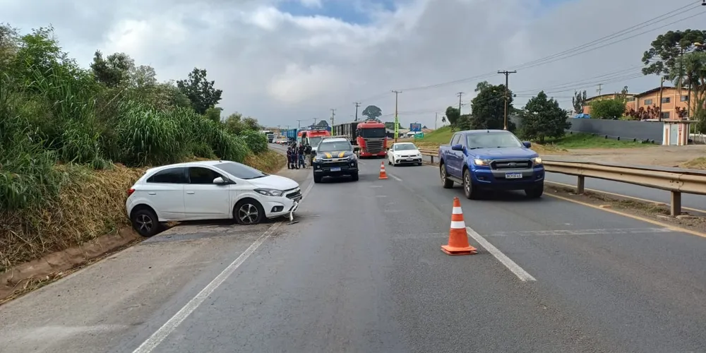Na imagem, carros circulam pela esquerda enquanto o atendimento ocorre pela pista da direita