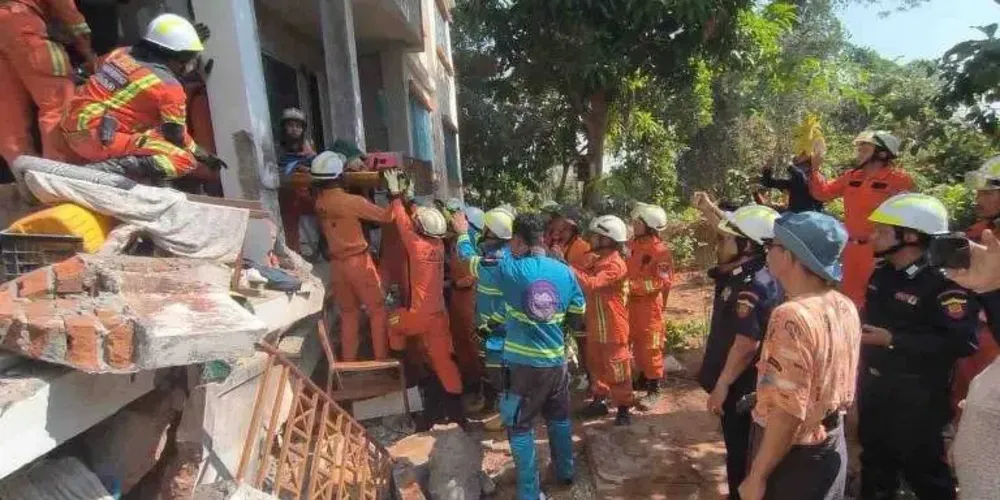 Operação de resgate de mulher de cerca de 60 anos presa em Nay Pyi Taw, em Mianmar