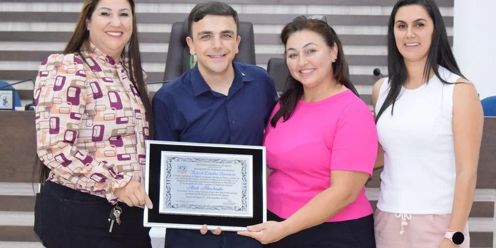 A homenagem ao deputado foi proposta pela vereadora Raquel de Oliveira e teve aprovação unânime entre os demais membros do Legislativo