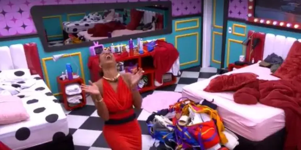 Aline comemorando em seu quarto