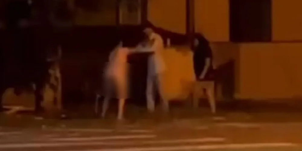 Nas imagens, é possível ver a amante correndo sem roupas pela rua