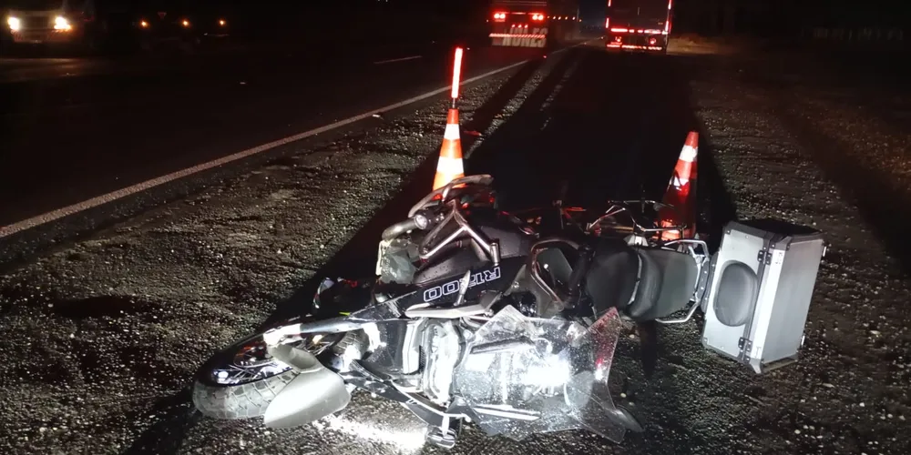 O carro e a moto se deslocavam no sentido Arapoti a Jaguariaíva quando ocorreu o acidente