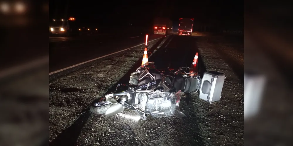 O carro e a moto se deslocavam no sentido Arapoti a Jaguariaíva quando ocorreu o acidente